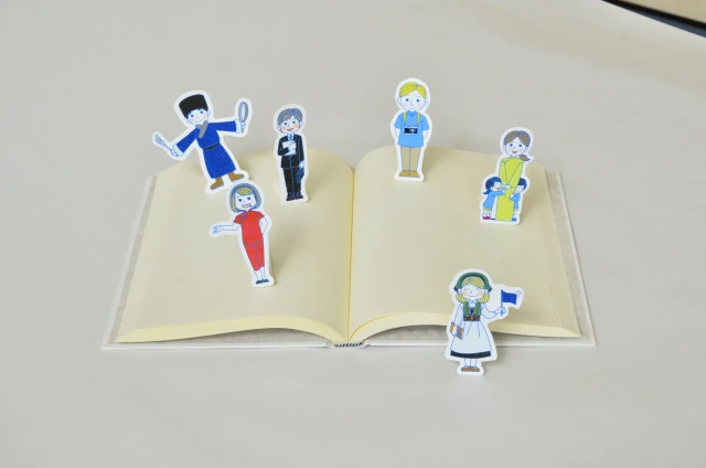 開いた本と紙人形