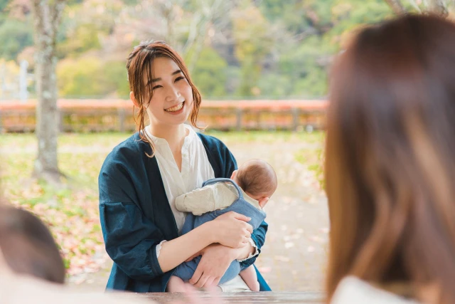 赤ちゃんを抱く女性