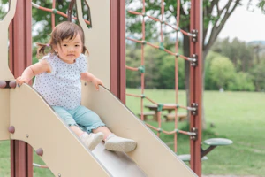 滑り台で遊ぶ女の子