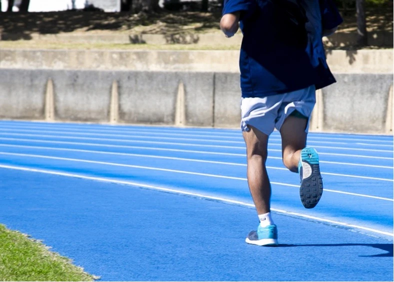 陸上選手がトラックを走る写真.jpg