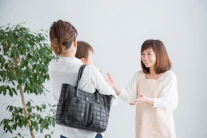 保育士さんと親子