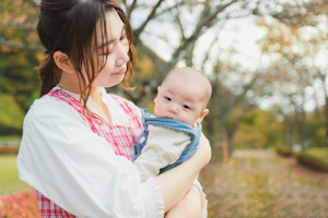 赤ちゃんを抱っこする女性