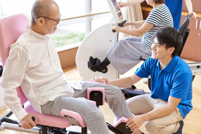 リハビリをする男性とスタッフ