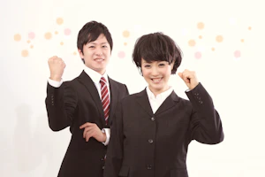 やる気満々のスーツ姿の男女