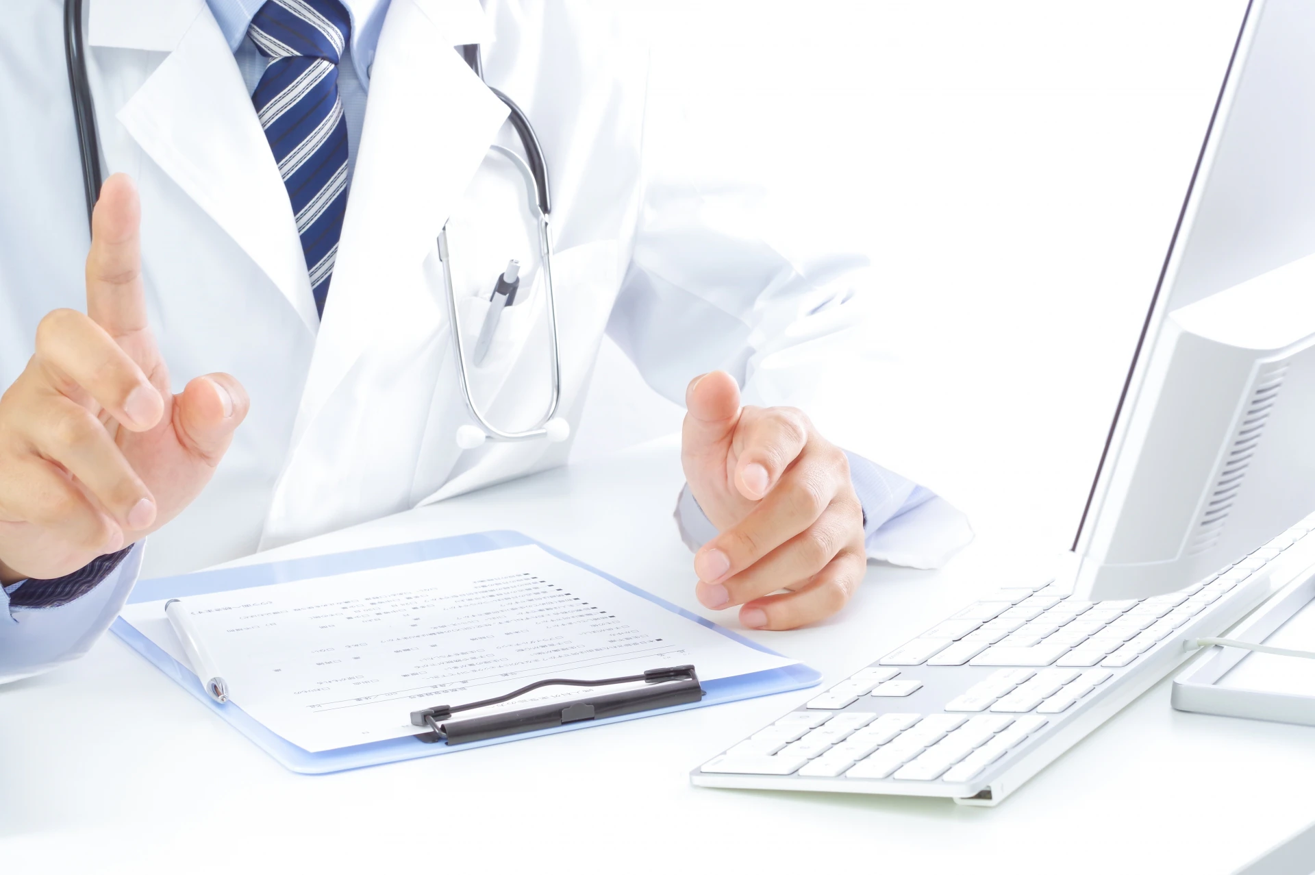 パソコンに向かう医師