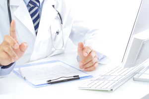 パソコンに向かう医師