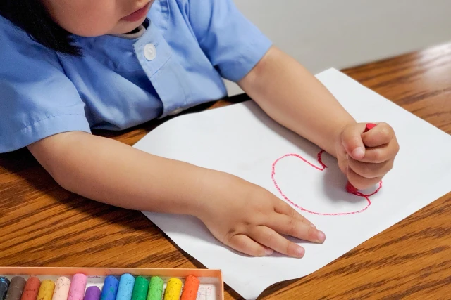 お絵描きをする子供