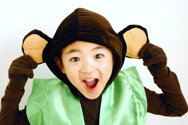 動物の衣装を着る園児