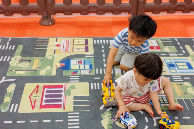 ミニカーで遊ぶ二人の子供