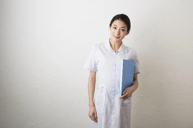 カルテを持って立っている看護師