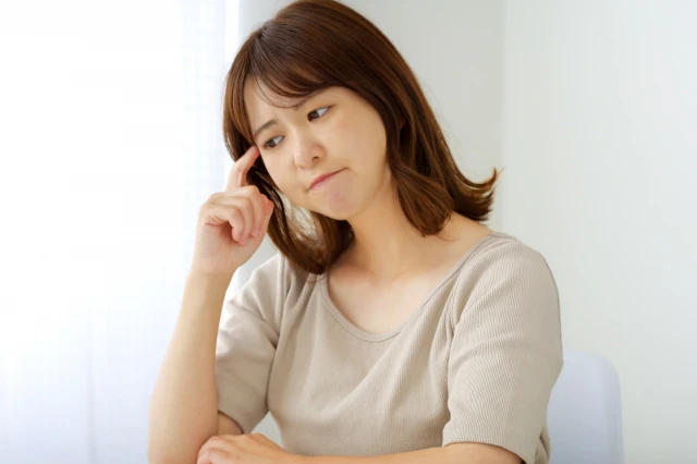 介護施設の大変な順がわからず悩む女性