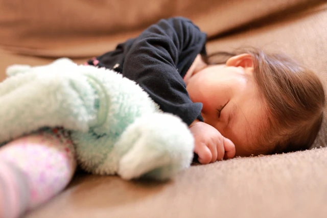 眠る子ども