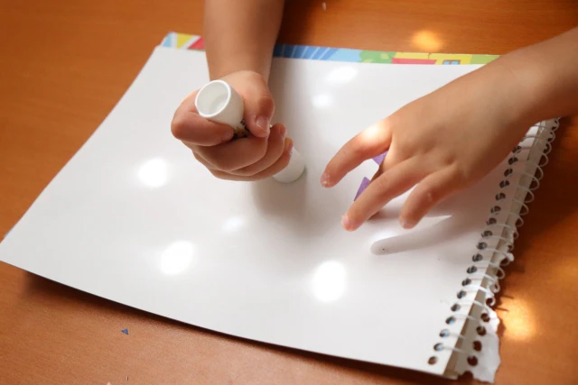 のりを使う子供