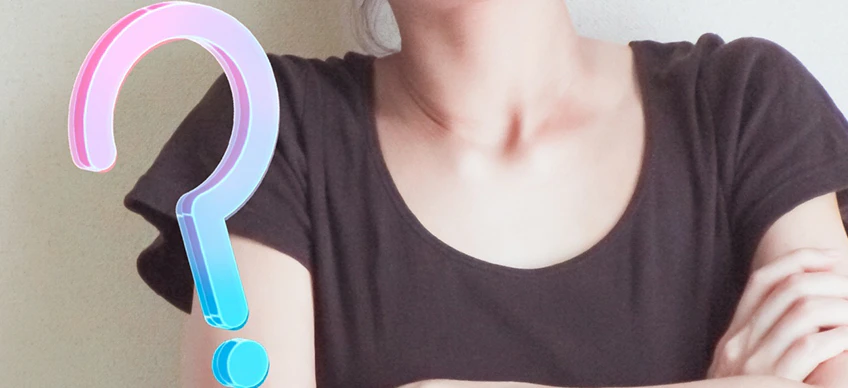 どの問題集にするか悩んでいる女性