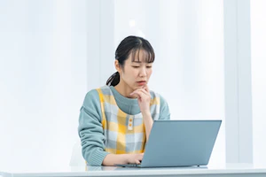 保育要録を作成する保育士のイメージ