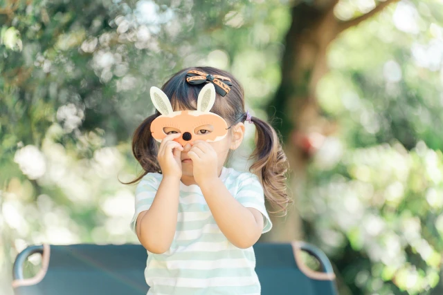 仮面で遊ぶ女の子