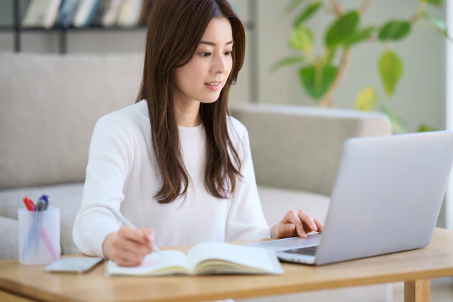 勉強をする女性