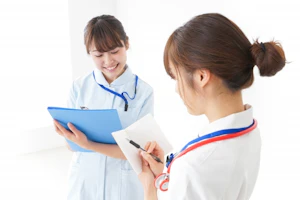 研修を受ける2人の看護師