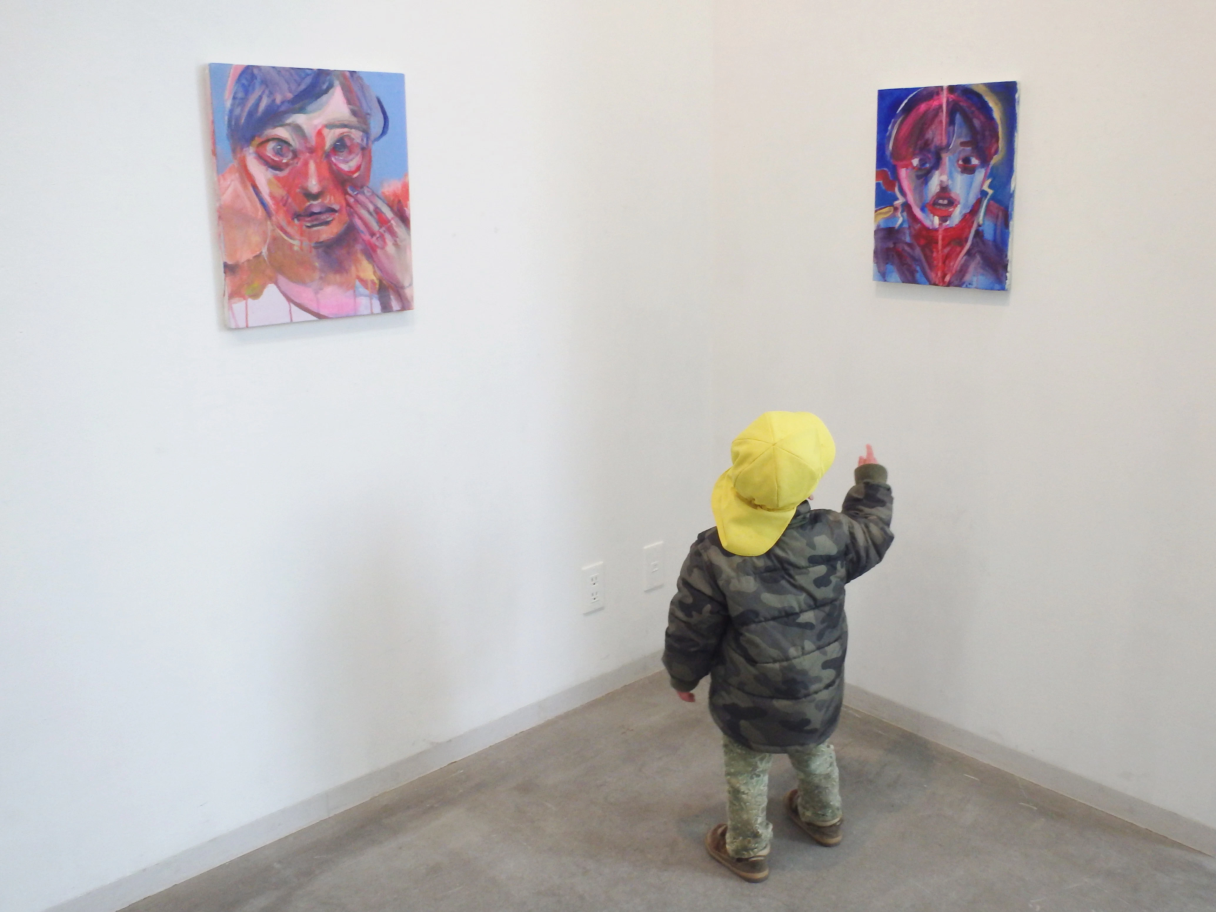 絵に見入る子ども