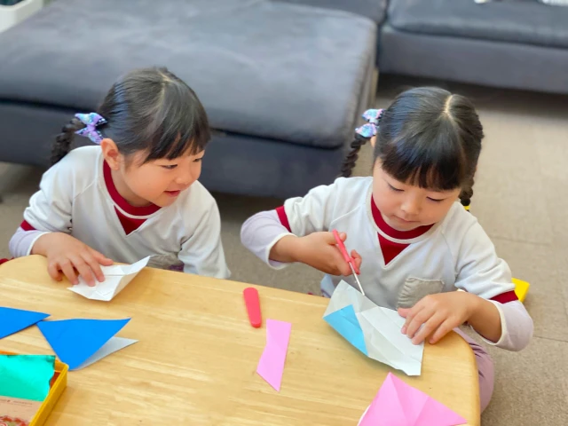折り鶴で遊ぶ子供たち