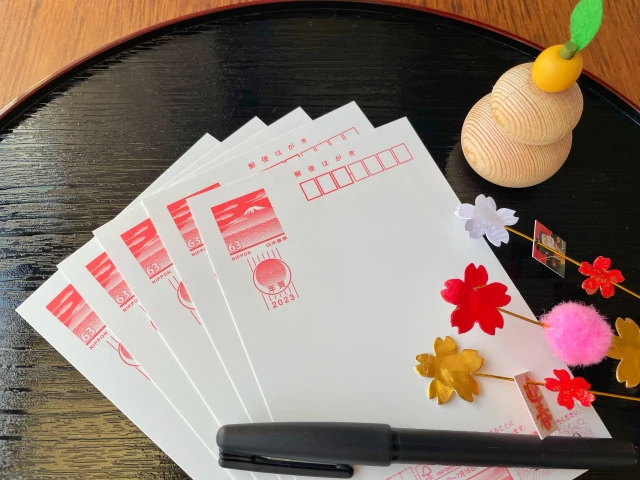 年賀状と正月飾り