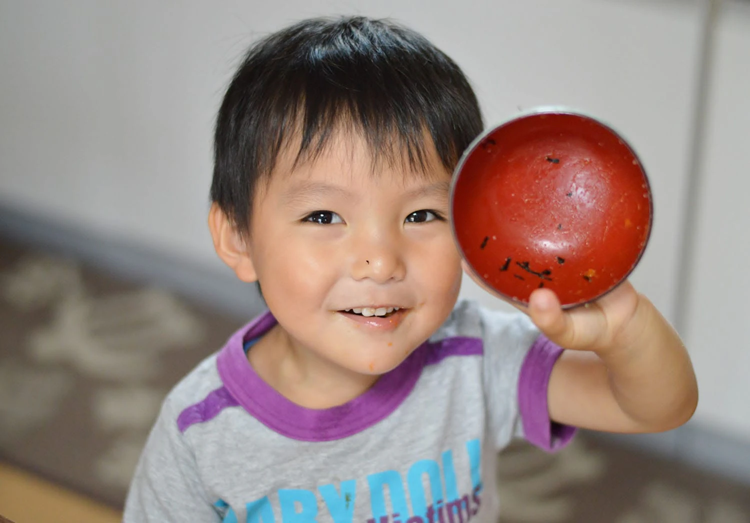 食器を見せる子ども