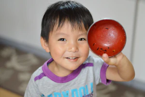 食器を見せる子ども