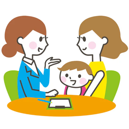 赤ちゃんを抱っこして座っているお母さんと話す女性