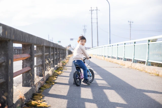 自転車に乗る子ども