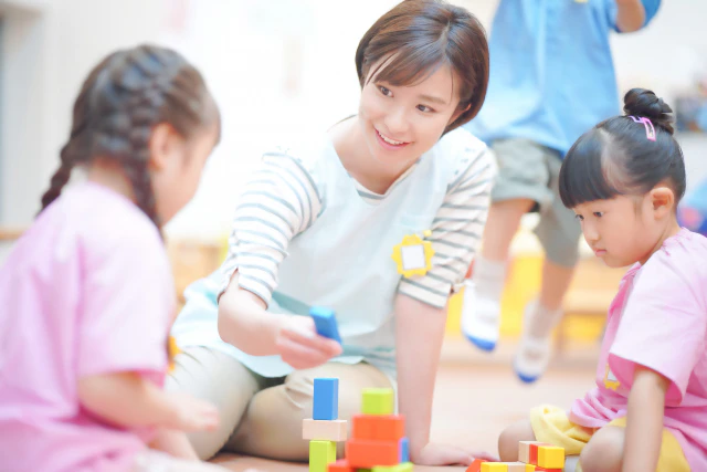 積み木で遊ぶ保育士さんと子供