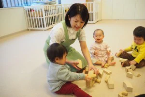 子どもと遊ぶ保育士さん