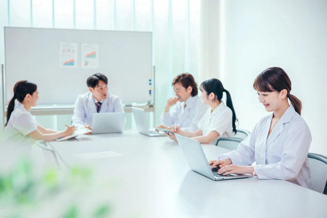 会議をする医師たち