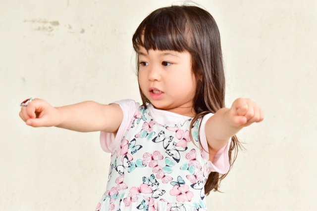 両手を前に出す女の子