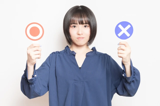 マルとバツの札