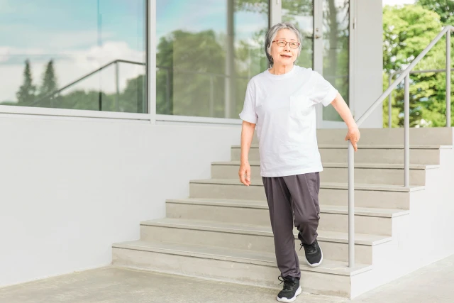 階段を降りる女性