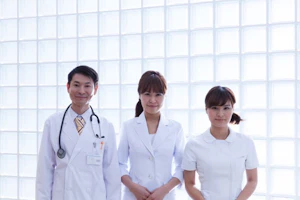 医師と看護師と薬剤師が並んでいる