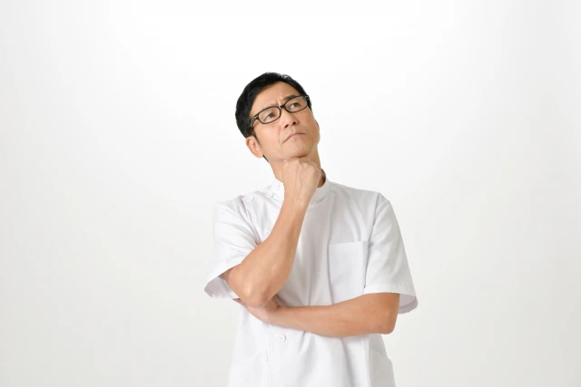 考えるスタッフ