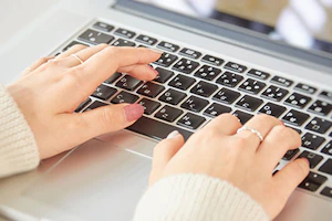 キーボードを打っている女性