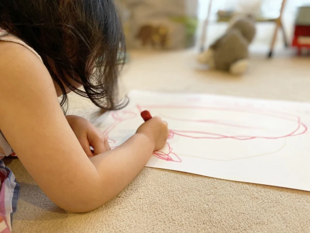 クレヨンで絵を描く女の子