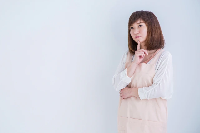 考える保育士さん