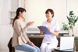 カウンセリングする医療従事者と患者
