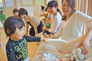 人形で遊ぶ子ども
