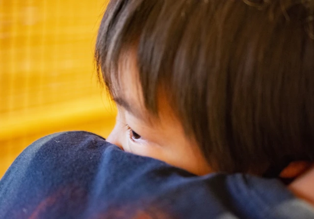 顔を伏せる子供