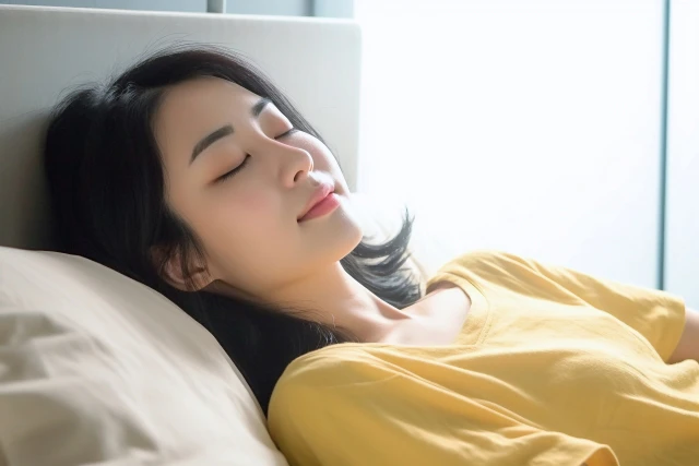 横になる女性