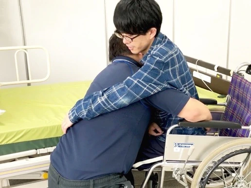 健常な腕の方を自分の肩に回してもらう