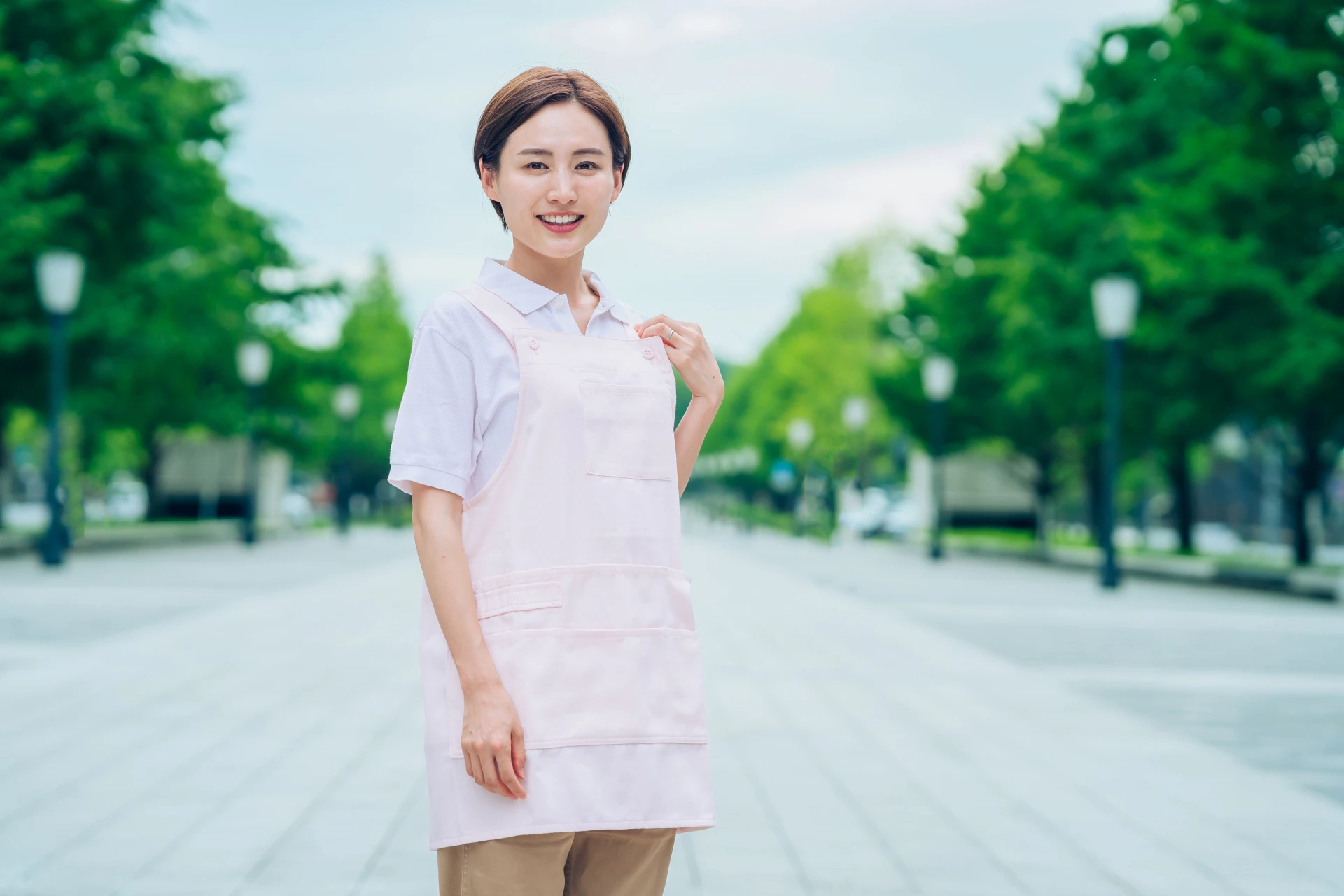 利用者の介護をする女性スタッフ