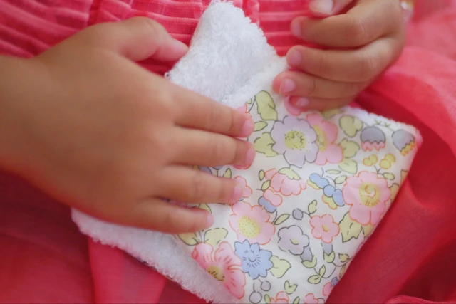 ハンカチを持つ子供の手