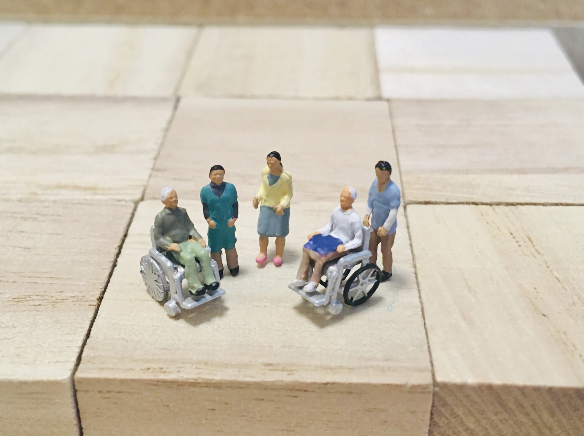 車椅子に乗った人たちの人形