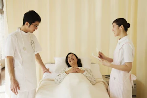 患者さんと医師と看護師