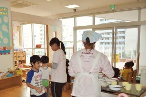 給食を食べる子どもたち